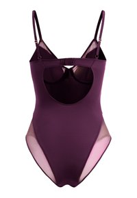 Costume da bagno intero bordeaux con pannelli laterali trasparenti, spalline regolabili, schiena scoperta e texture del tessuto liscia. Nessun motivo o hardware visibile.