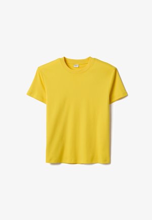 Leuchtend gelbes T-Shirt mit kurzen Ärmeln und Rundhalsausschnitt, flach auf weißem Hintergrund ausgebreitet.