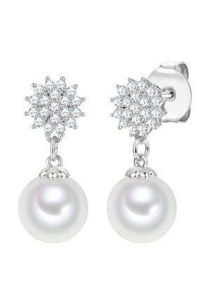 Zilveren oorstekers met een ronde cluster van heldere kristallen en een enkele witte pareldruppel die onder elke cluster hangt.