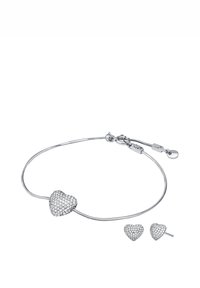 Srebrna bransoletka z zawieszką w kształcie serca ozdobion�ą błyszczącymi kamieniami, w komplecie z dopasowanymi kolczykami w kształcie serca.