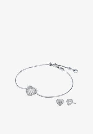 Srebrna bransoletka z zawieszką w kształcie serca ozdobioną błyszczącymi kamieniami, w komplecie z dopasowanymi kolczykami w kształcie serca.