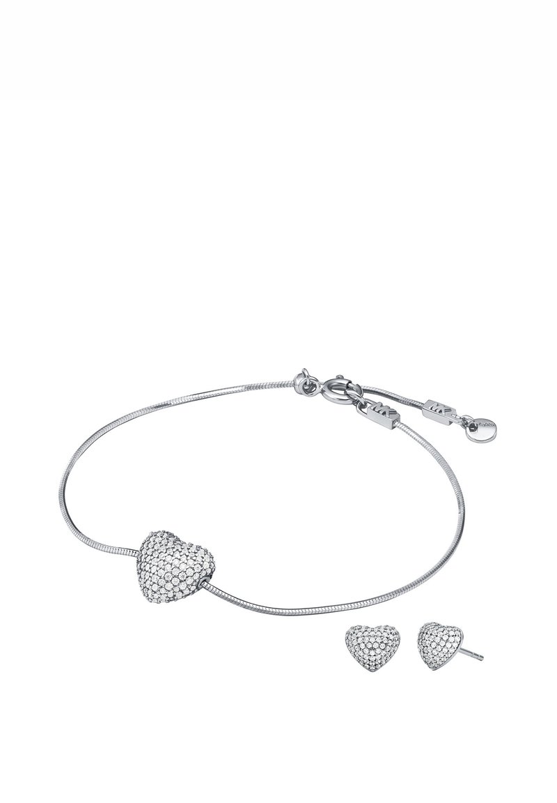 Srebrna bransoletka z zawieszką w kształcie serca ozdobioną błyszczącymi kamieniami, w komplecie z dopasowanymi kolczykami w kształcie serca.