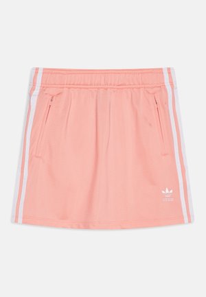 Lyserød Adidas nederdel med elastisk talje, to sidelommer med lynlås, hvide sidelister og Adidas-logo foran nederst til højre.