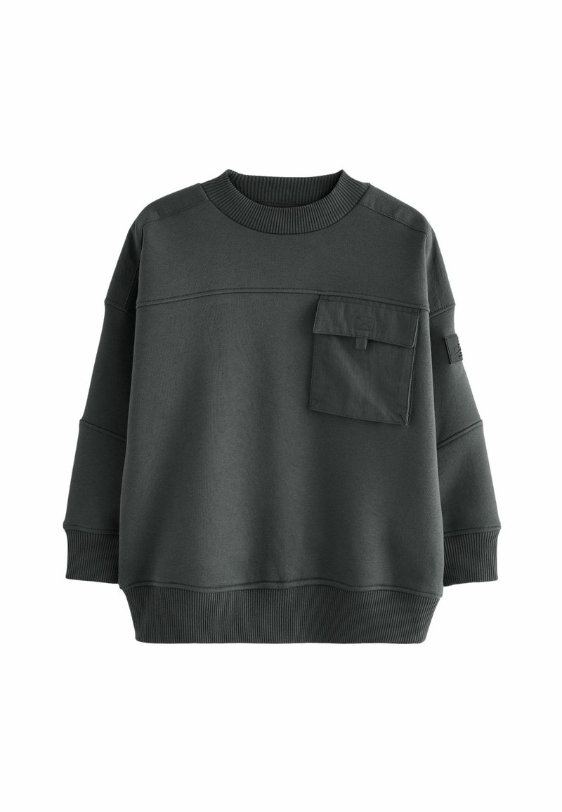Felpa oversize grigia scura con collo rotondo a coste, tasca laterale e maniche ampie. Tessuto morbido e liscio con un design informale.