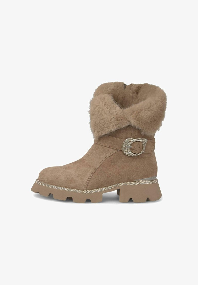 Botas de tobillo de gamuza marrón con cuello de piel sintética, hebilla decorativa y acentos de strass. Suela de caucho grueso y suela texturizada.