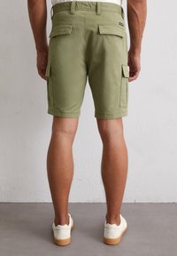 Khaki Cargo-Shorts mit mehreren Taschen, gerader Schnitt und leichtem Glanz. Das Material ist Baumwolle mit einer weichen, strapazierfähigen Textur.