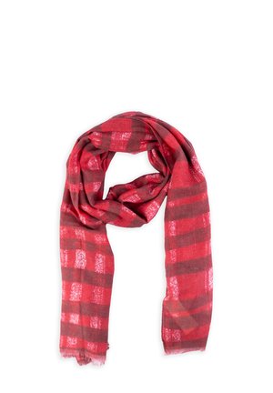 Czerwony i ciemnoróżowy szal w kratę z miękkiego, lekkiego materiału z frędzlami na końcach, luźno złożony na białym tle.