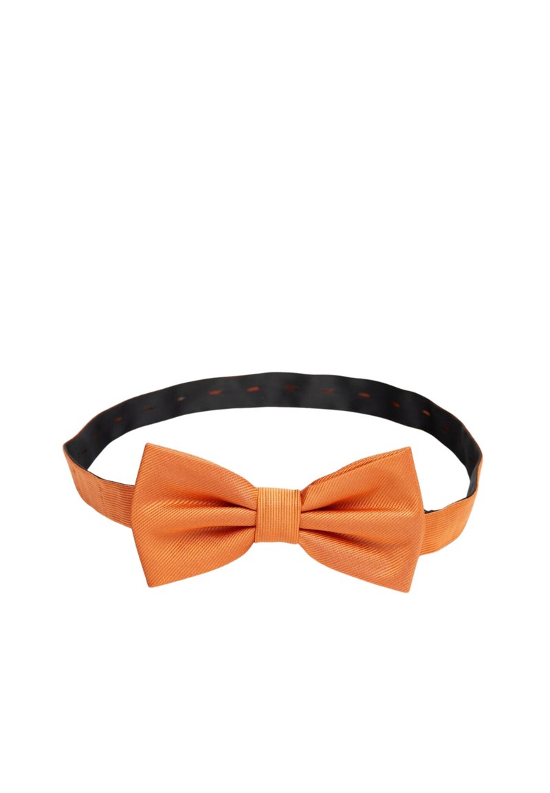 Orange silk fluga med en texturerad yta på en svart justerbar rem med röda accenter. Klassisk form med centralt knutdetalj.