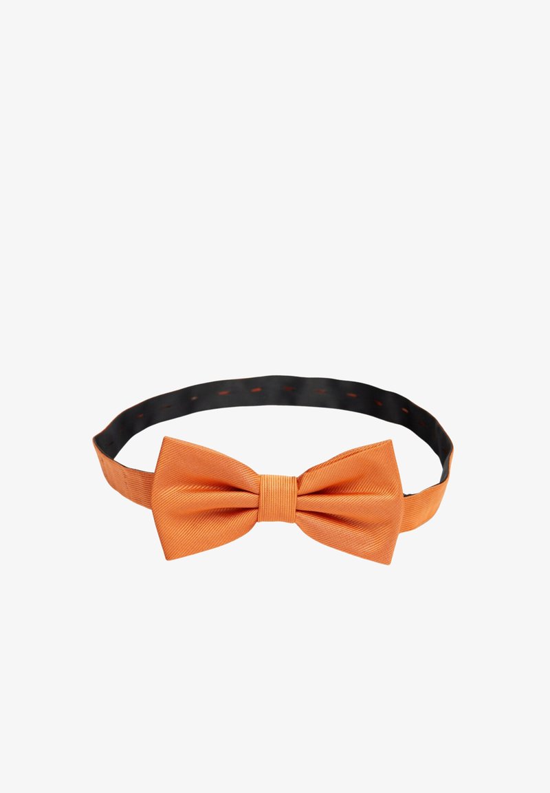 Orange silk fluga med en texturerad yta på en svart justerbar rem med röda accenter. Klassisk form med centralt knutdetalj.