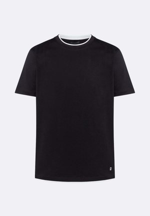 T-shirt nera a maniche corte con collo a girocollo e piccolo logo bianco vicino all'orlo inferiore su uno sfondo chiaro uniforme.