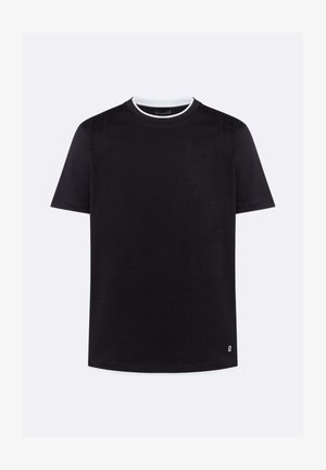 T-shirt nera a maniche corte con collo a girocollo e piccolo logo bianco vicino all'orlo inferiore su uno sfondo chiaro uniforme.