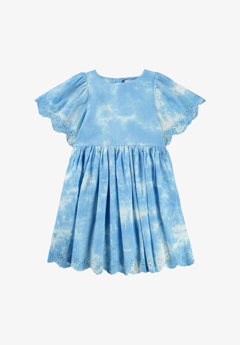Blå bomulds kjole med mønster som ligner skyer, korte ærmer med bølget kant og en rynket skørt. Øjlelsdetalje langs kanten tilføjer ekstra pynt.