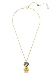 Goldene Kettenhalskette mit einem Muschelanhänger, der eine Perlenakzentuierung und kristallene Details aufweist, was Texture und visuelles Interesse hinzufügt.