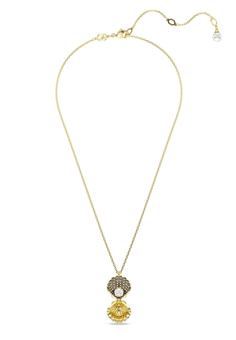 Goldene Kettenhalskette mit einem Muschelanhänger, der eine Perlenakzentuierung und kristallene Details aufweist, was Texture und visuelles Interesse hinzufügt.