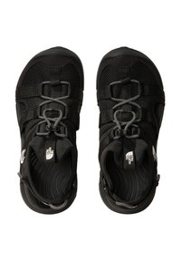 Czarne sportowe sandały z siateczkową cholewką, podwójnymi paskami regulacyjnymi oraz teksturowaną gumową podeszwą dla lepszej przyczepności. Z wyróżniającym się detalem marki.