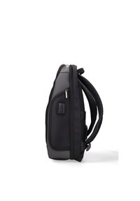 Zaino nero con un design elegante, realizzato in tessuto resistente. Presenta spalline imbottite, un compartimento principale con zip e un accento testurizzato.
