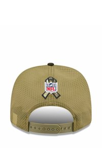 Khaki-Kappe mit Netzstruktur, mit NFL-Logo und Bandstickerei auf der Rückseite, verstellbarer Riemen mit mehreren Größenlöchern.