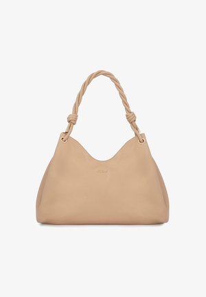 Bež usnjena torbica z vrtinčasto dvojno ročico in subtilnim zlatim logotipom v sredini spredaj, minimalistična in elegantna zasnova.