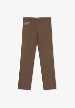 Braune Hose mit geradem Bein, ausgestattet mit einem Frontknopfverschluss, Gürtelschlaufen und gesticktem Logo auf der linken Seite.