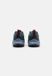 Buty sportowe z turkusową cholewką, bordowymi akcentami i niebieską podeszwą. Posiadają teksturowaną tylną część oraz wentylowane panele z siateczki.