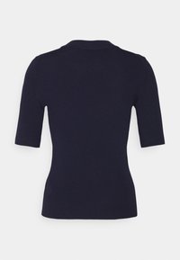 Navy-blaues, geripptes Strickoberteil mit kurzen Ärmeln und einem flachen Kragen. Es hat eine taillierte Form und eine glatte Textur. Einfaches Design ohne Verzierungen.