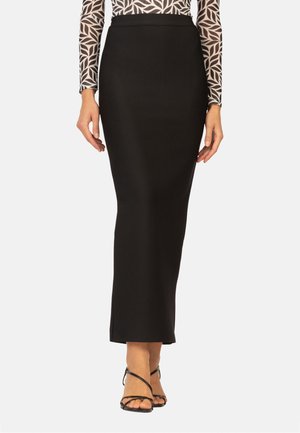 Gonna maxi nera aderente con silhouette dritta, realizzata in tessuto liscio, caratterizzata da una vita alta e senza decorazioni visibili.