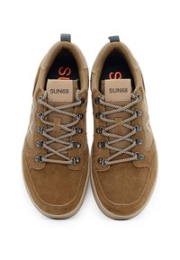 Sneaker in suede marrone con lacci a motivo, dettagli in beige e suola in gomma. Presenta etichette del logo sulla linguetta e un collare imbottito.