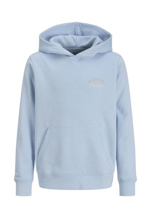 Sudadera de color azul claro hecha de un tejido suave, con un bolsillo tipo canguro, puños acanalados y un logotipo bordado en dorado en el pecho.
