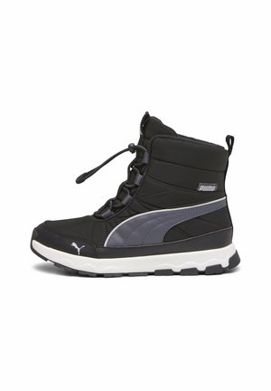 Botte d'hiver Puma noire avec bande grise, semelle blanche, chevilles rembourrées et laçage élastique à bascule, conçue pour les activités extérieures par temps froid.