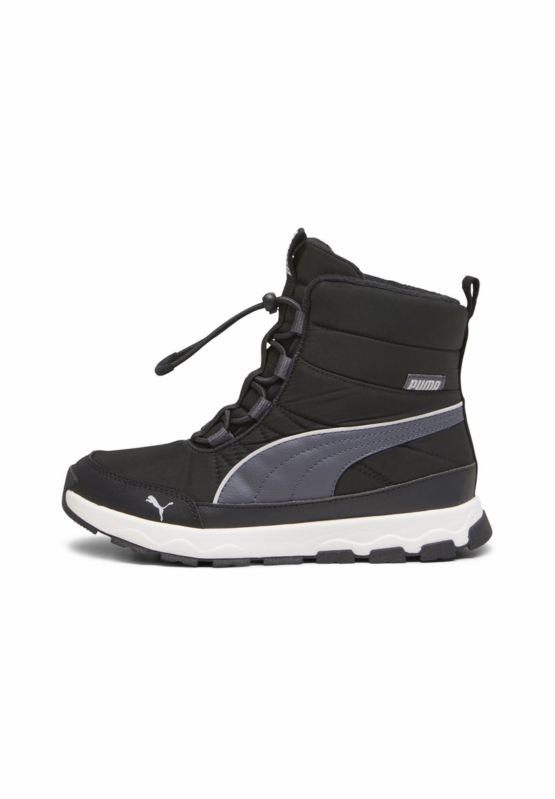 Botte d'hiver Puma noire avec bande grise, semelle blanche, chevilles rembourrées et laçage élastique à bascule, conçue pour les activités extérieures par temps froid.