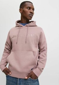 Hellrosa Kapuzenpullover mit Kängurutasche, Kordelzugkapuze und geprägtem Logo "JACK&JONES" über der Brust. Weicher Stoff. 