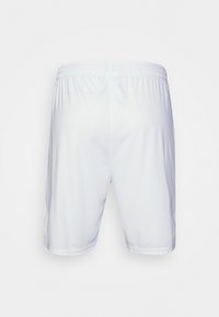 Shorts de sport blancs avec une taille élastique, texture lisse, longueur au-dessus du genou, sans motifs visibles ni détails en matériel.