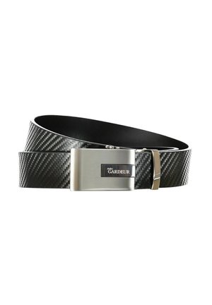Schwarzer Lederbelt mit einer Kohlefasertextur. Verfügt über eine silberne Metallschnalle mit einem Logo. Schlankes Design, geeignet für Freizeit- oder formelle Anlässe.