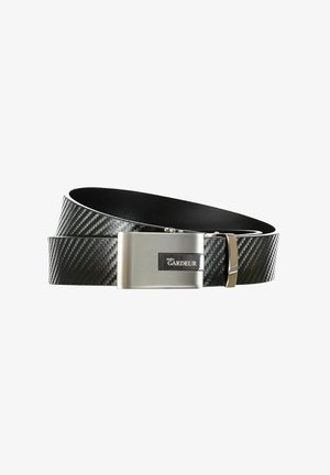 Schwarzer Lederbelt mit einer Kohlefasertextur. Verfügt über eine silberne Metallschnalle mit einem Logo. Schlankes Design, geeignet für Freizeit- oder formelle Anlässe.