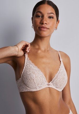 Soutien-gorge en dentelle rose clair avec une forme triangulaire, des bords festonnés, un motif floral, des bretelles réglables et un petit détail de gemme au centre.
