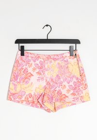 Pantaloni corti con motivo floreale in tonalità di rosa, arancione e giallo. Realizzati in tessuto morbido, presentano una cerniera laterale e una vestibilità comoda.