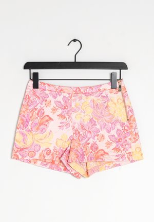 Shorts à motif floral dans des teintes de rose, orange et jaune. Fabriqués en tissu doux, avec une fermeture éclair sur le côté et une coupe décontractée.