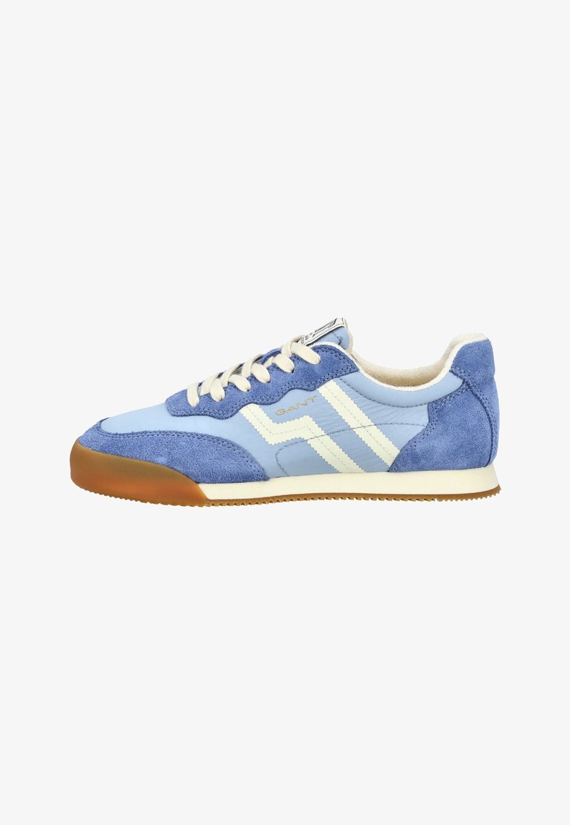 Lichtblauwe en blauwe suède sneaker met witte veters, witte strepen aan de zijkant en een bruine rubberen zool.