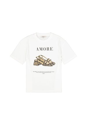 Witte katoenen T-shirt met korte mouwen, bedrukt met een afbeelding van schoenen met luipaardprint en het woord "AMORE" in dikke zwarte letters.