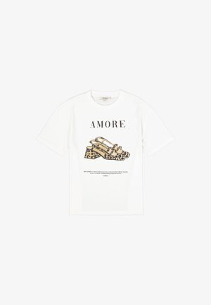 Witte katoenen T-shirt met korte mouwen, bedrukt met een afbeelding van schoenen met luipaardprint en het woord "AMORE" in dikke zwarte letters.