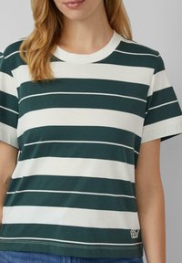 Gestreept T-shirt in donker groen en wit, van katoen, met korte mouwen, ronde halslijn, voorzien van een 'Good Vibes'-label op de zoom.