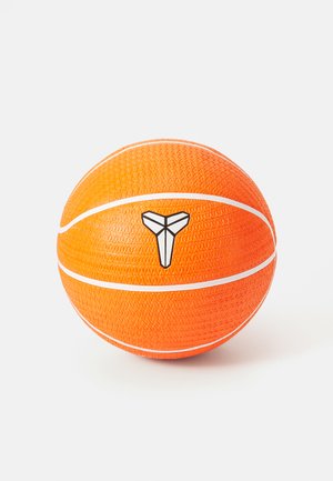 Basketboll med en orange, strukturerad yta som har vita sömmar och en svart logotyp. Rundo form designad för sportanvändning.
