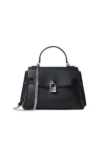 Borsa a tracolla in pelle nera con un design strutturato, hardware in argento, manico superiore e una tracolla a catena removibile. Presenta un dettaglio con lucchetto.