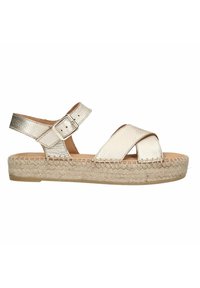 Metalen gouden sandalen met kruislingse banden, gespbeveiliging en een espadrille-stijl jute wigzool. Vlakke rubberen loopzool.