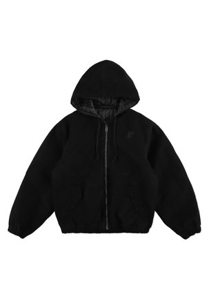 Czarna kurtka z kapturem, z zamkiem z przodu, elastycznymi mankietami i dwoma kieszeniami z przodu. Posiada gładką podszewkę i subtelny detal z logo na klatce piersiowej.