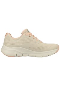 Zapatilla para correr beige con detalles en rosa, parte superior de malla, punta redonda, suela texturizada y diseño con cordones. Curva suave en el talón que proporciona soporte.