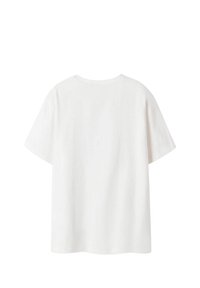 Biały T-shirt z krótkim rękawem wykonany z bawełny. Posiada owalny dekolt oraz luźny krój, z prostym wzorem, bez widocznych wzorów ani ozdób.