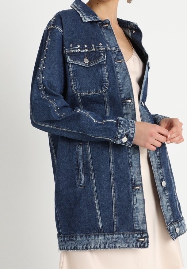 Jeansová bunda v tmavě modré barvě s využitím stříbrných hrotů a ozdob. Má límec, přední kapsy a zapínání na knoflíky. Viditelná struktura kamenného obarvení.