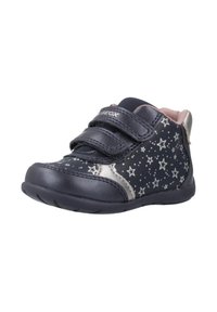 Chaussures pour enfants bleu marine avec imprimé étoilé, sangles Velcro, semelle en caoutchouc et accents métalliques. Texture lisse avec un col rembourré.