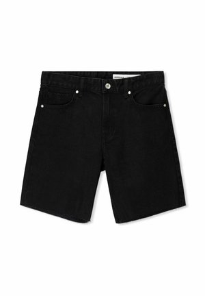 Shorts en denim noir avec une coupe droite, design à cinq poches, accessoires en métal argenté et ourlet à cru. L'étiquette sur la taille indique "Bershka."